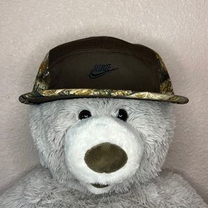 NIKE SPORTSWEAR AW84 RLT REALTREE
Size One Size
Baroque Brown/Black/Camo